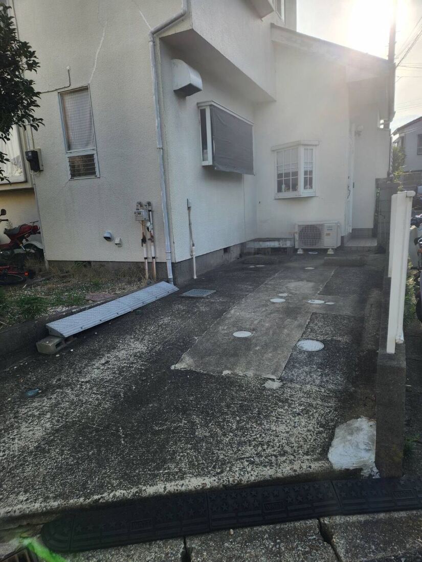 E'clat の外観と店舗前のアプローチ